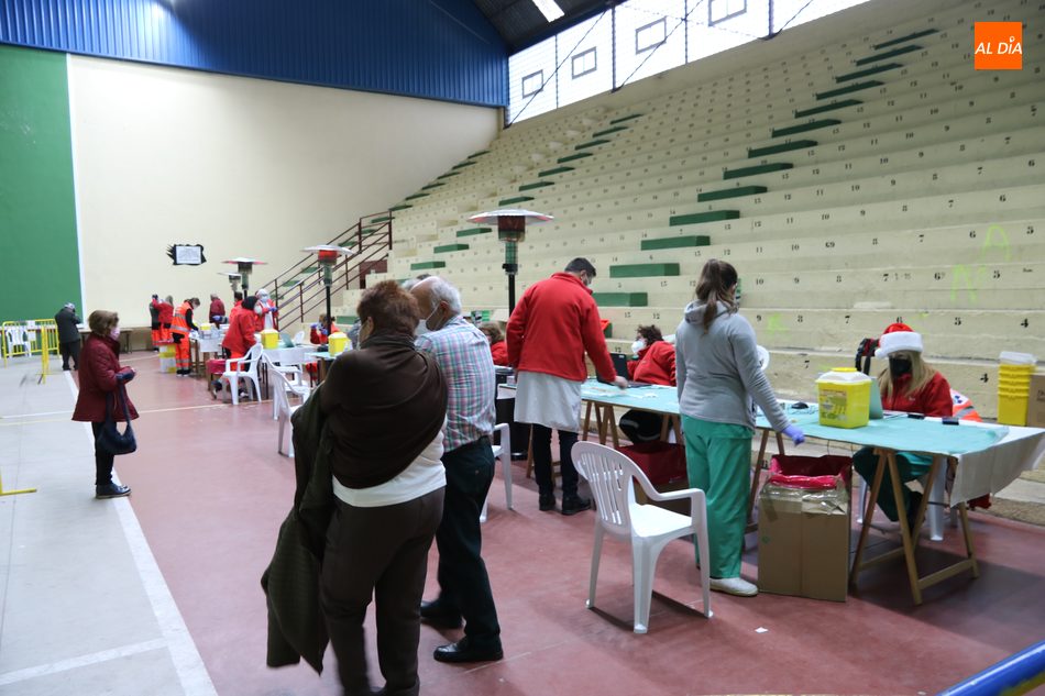 Foto 5 - Maratoniana jornada de vacunación de refuerzo en Vitigudino para mayores de 60 años