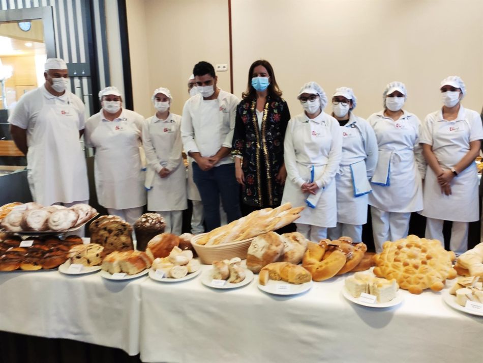 La consejera Ana Carlota Amigo junto a participantes en curso de panadería del Centro de Formación Profesional de Salamanca. - EUROPA PRESS