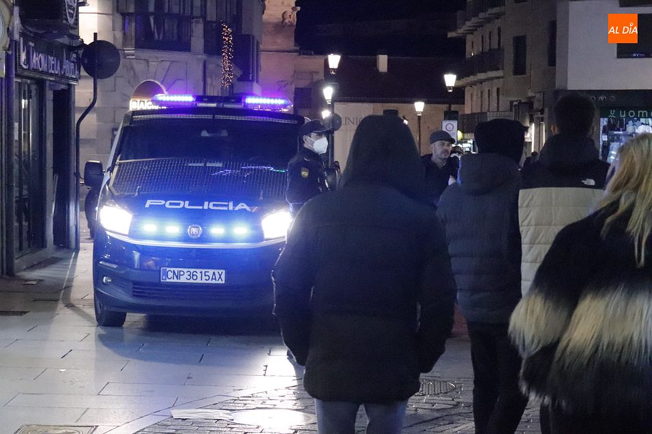 Foto de archivo de un vehículo policial en el centro de Salamanca