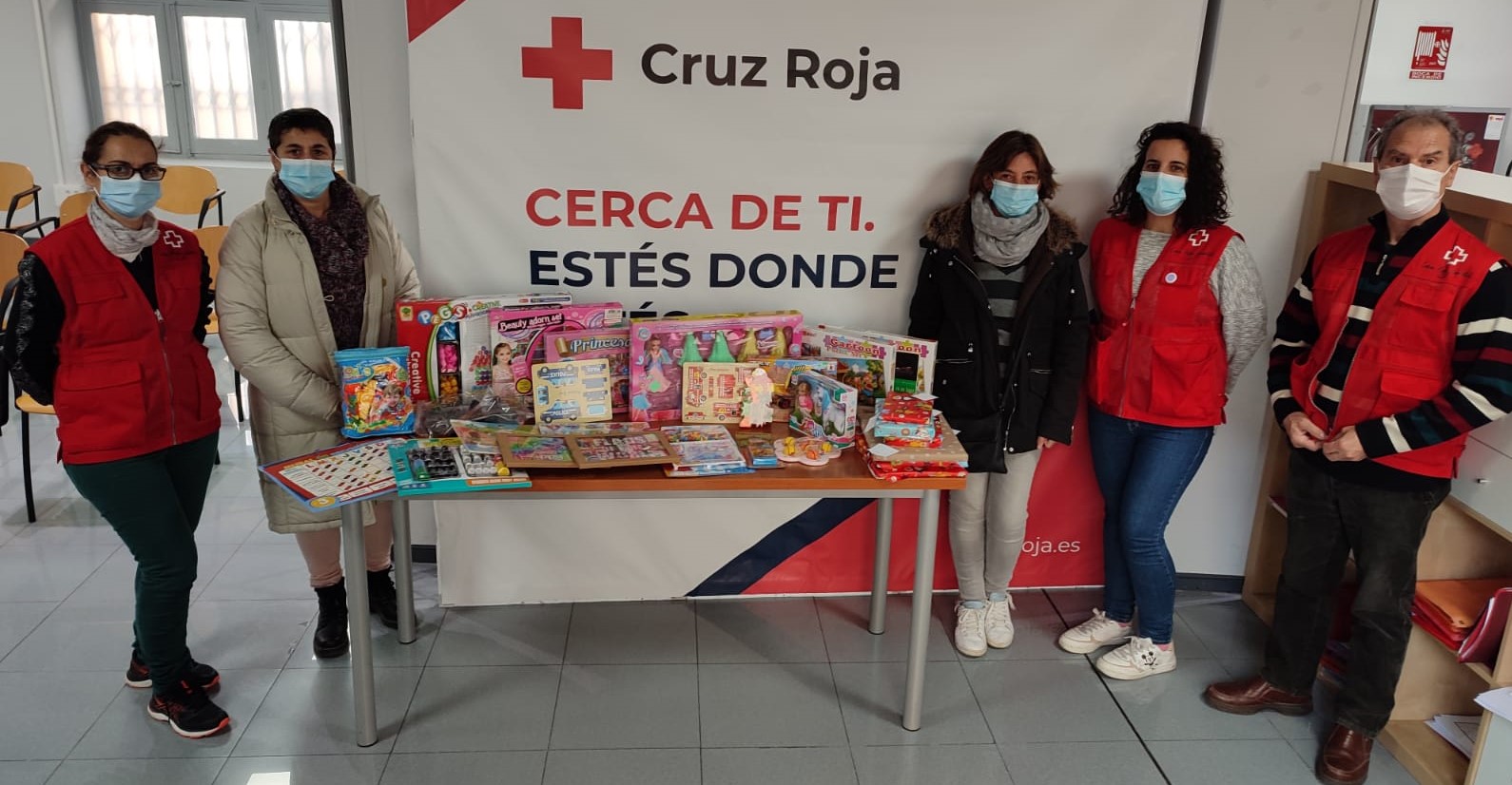 Las concejalas del Ayuntamiento de Candelario durante la entrega de los juguetes a representantes de Cruz Roja en Béjar | Foto: David Sánchez