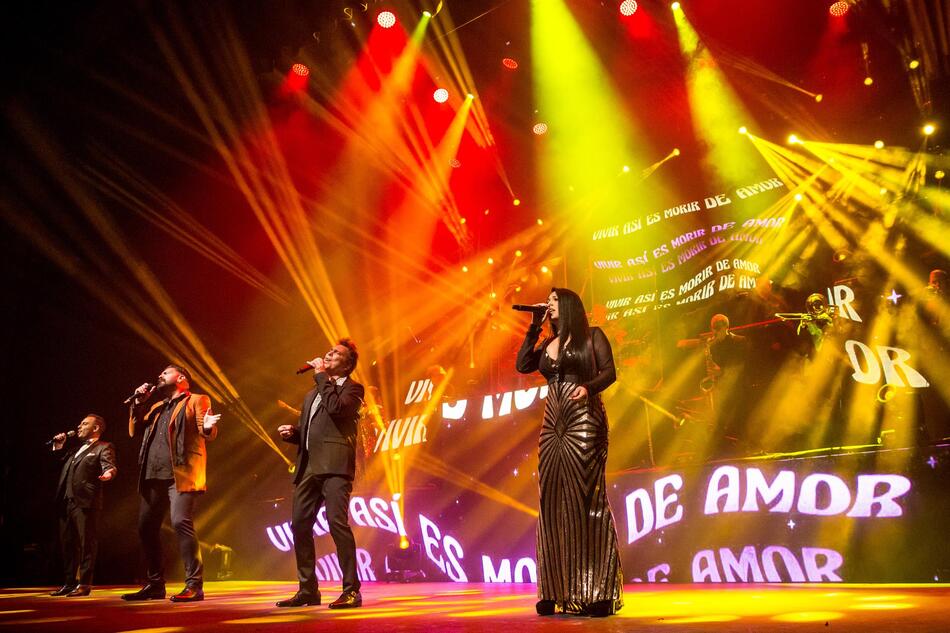 Varios cantantes durante el pase gráfico del espectáculo en torno a la figura de Camilo Sesto ‘Vivir así es morir de amor'. Foto: EP