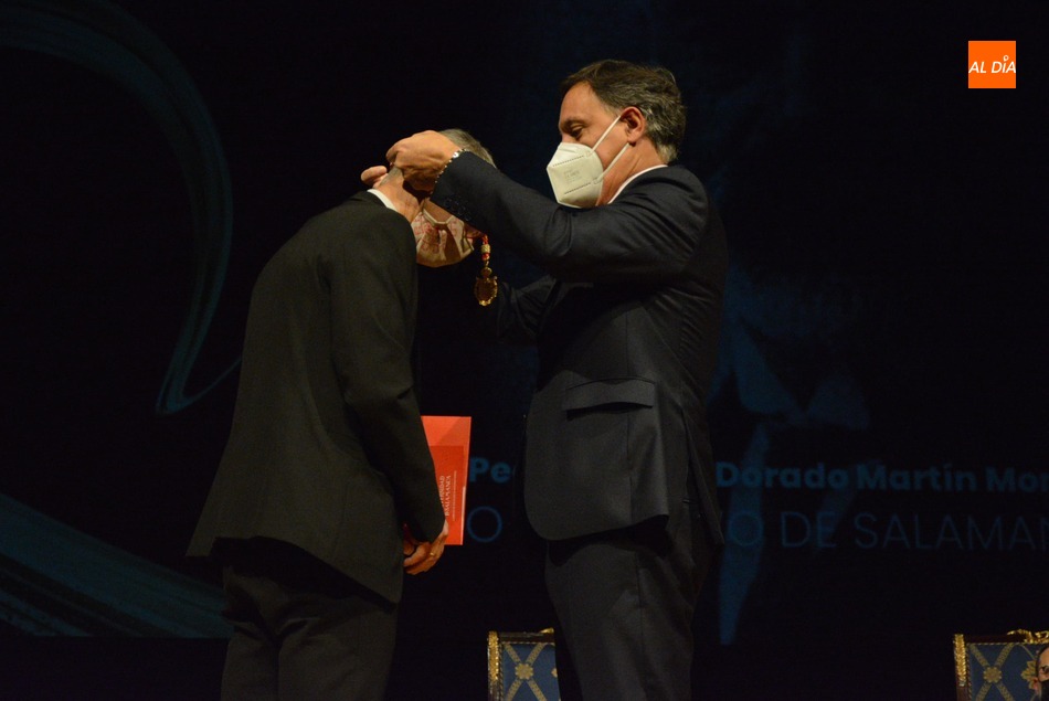 Foto 5 - El personal sanitario recibe la Medalla de Oro de la Ciudad por su entrega y trabajo durante la pandemia