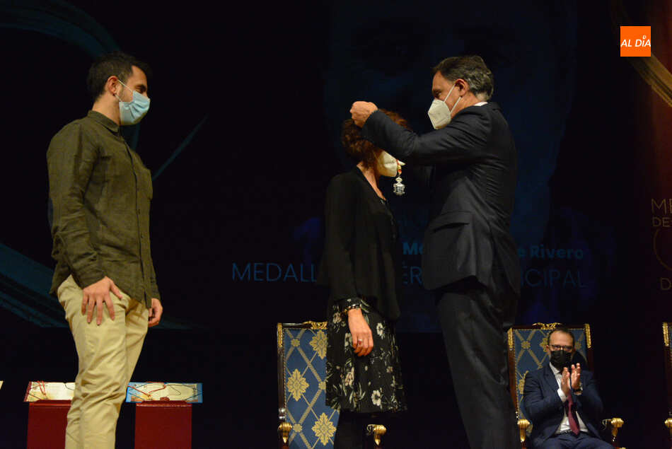 Foto 3 - El personal sanitario recibe la Medalla de Oro de la Ciudad por su entrega y trabajo durante la pandemia