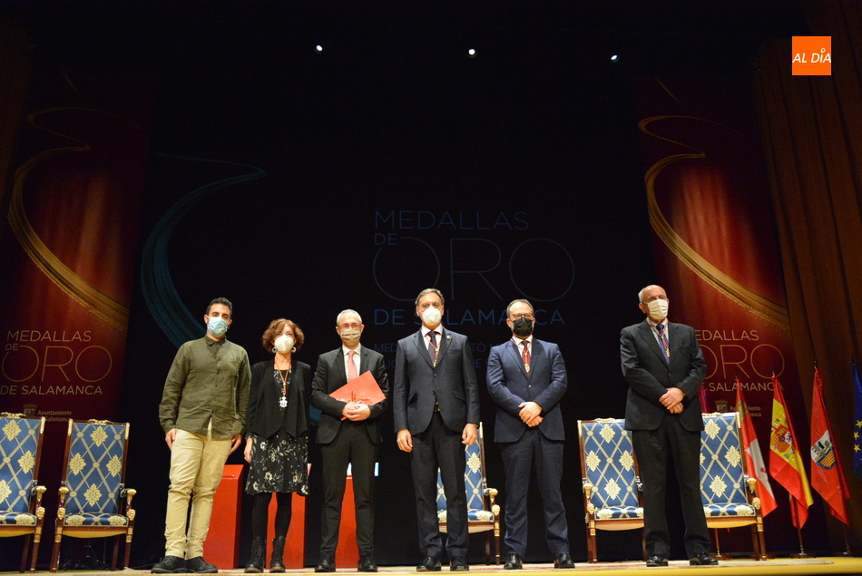 Entrega de las Medallas de Oro de la Ciudad y otras distinciones. Foto: Vanesa Martins