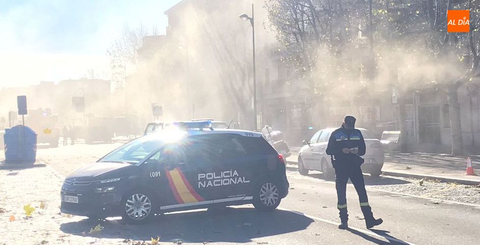 Patrulla policial en la avenida Reyes de España, en la zona afectada por la espesa humareda. Foto de Guillermo García