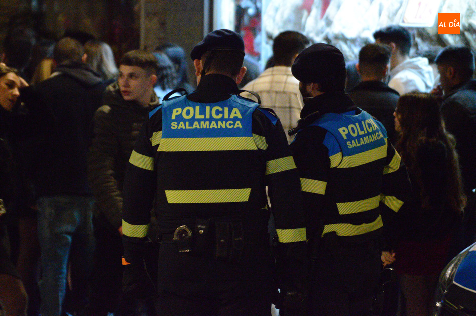 Dos de los numerosos agentes de la Policía Local desplegados en la noche de este jueves. Foto de Guillermo García