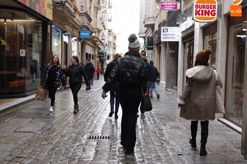 Varias personas caminando por el centro de la ciudad. Foto de archivo