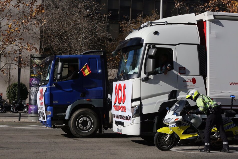Dos camiones en las inmediaciones de Plaza de Castilla. Foto: EP
