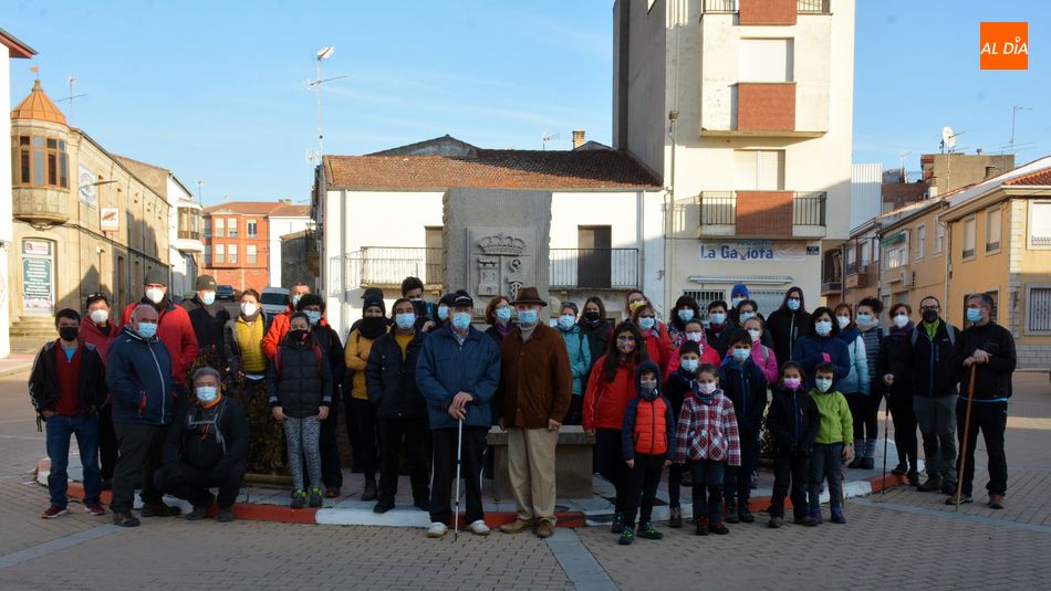 Imagen de los senderistas y de miembros del Banco de Alimentos de Salamanca antes de iniciar la marcha / E. Corredera