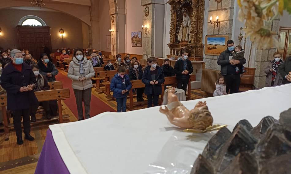 Foto 5 - Varias parroquias mirobrigenses bendicen en sus misas imágenes del Niño Jesús