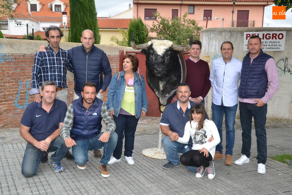 María Isabel Campo recibe la cabeza naturalizada del Toro del Antruejo 2019  