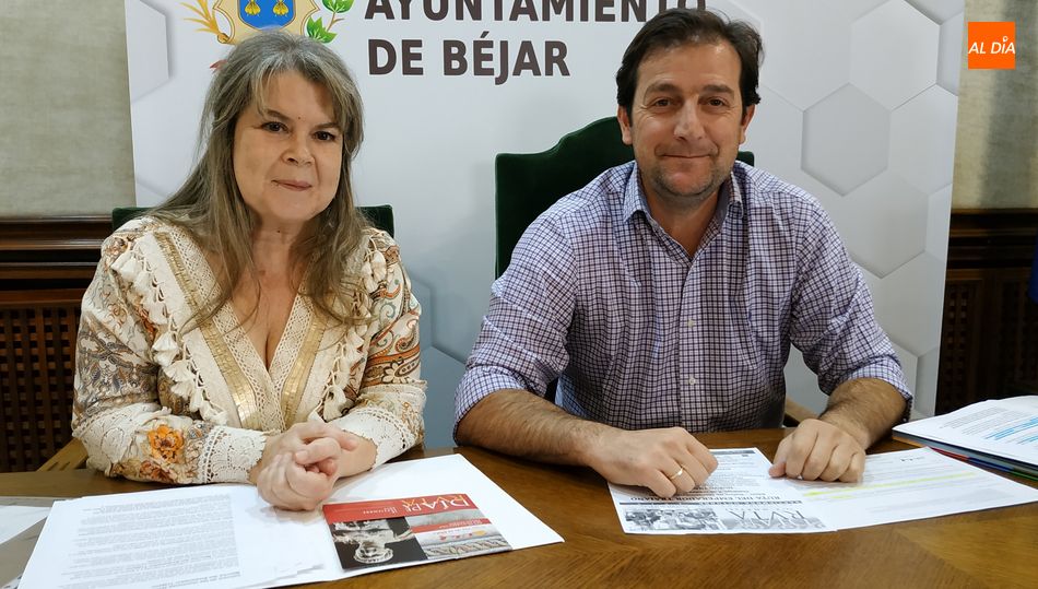 De i. a d. Ana Vicente, directora de la Oficina de Turismo de Béjar y José Mª Muñoz Acha, concejal de Turismo