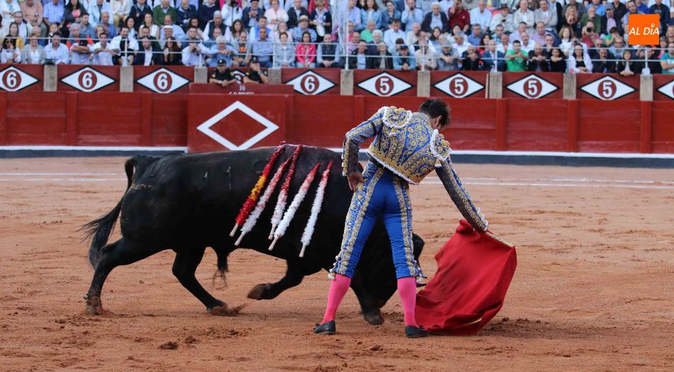 Cayetano y un extraordinario toro de Domingo Hernández | Fotos: Miguel Hernández