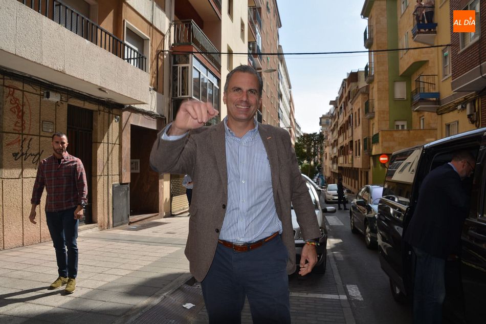 El secretario general de VOX a su llegada a la nueva sede de Salamanca. Fotos: Lydia González