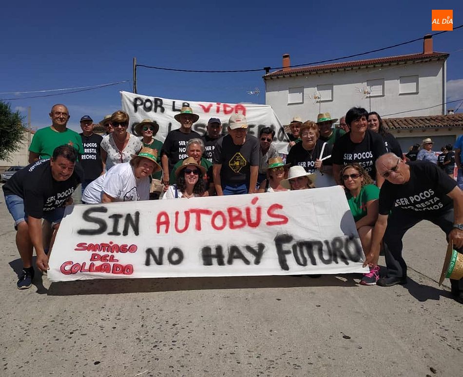 Vecinos protestando por la eliminación de las rutas de bus en Ávila