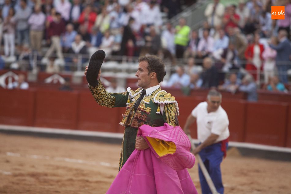 Damián Castaño saluda en La Glorieta. Foto: Pablo Angular