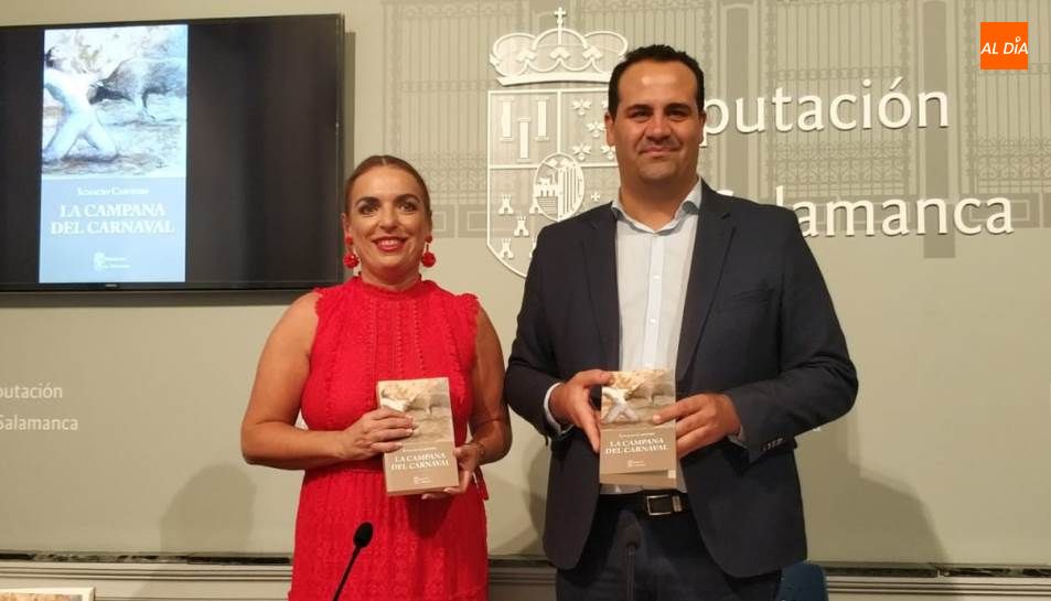 El diputado de Cultura, David Mingo, y la editora del libro, Patricia Carnero. Foto de Lydia González
