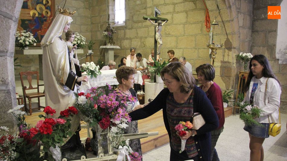La Virgen del Carmen quedó rodeada de flores / MARIBEL