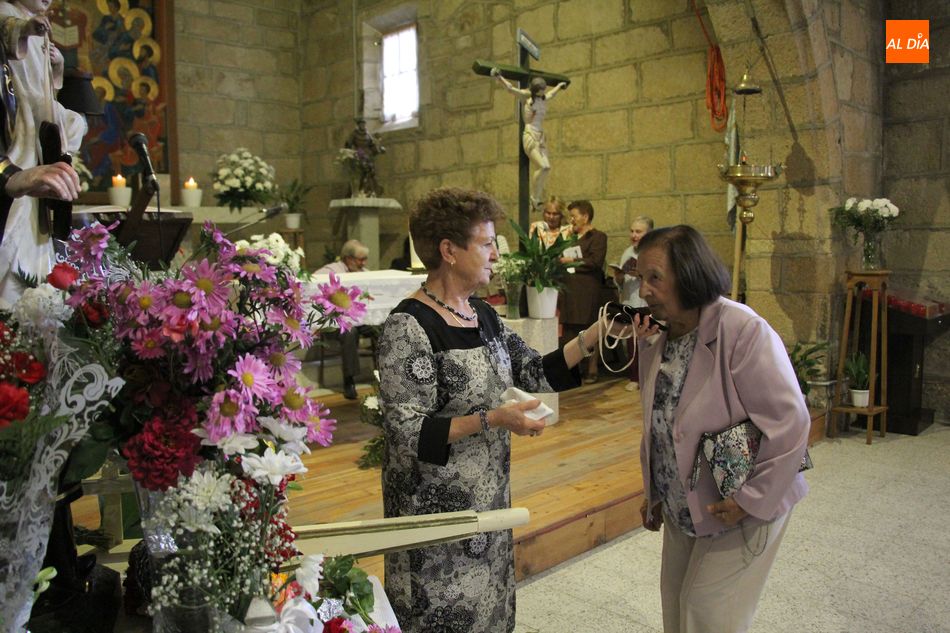 Foto 6 - Trabanca rinde homenaje a la Virgen del Carmen con una ofrenda floral  