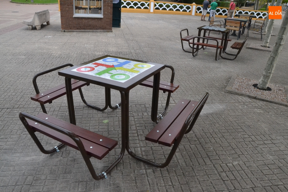 Foto 6 - Instaladas dos nuevas mesas de juego junto al Monumento al Garrochista  