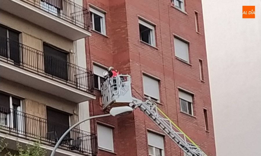 Foto 6 - Rescate de los Bomberos en Torres Villarroel que acceden a una vivienda de un quinto piso por la...