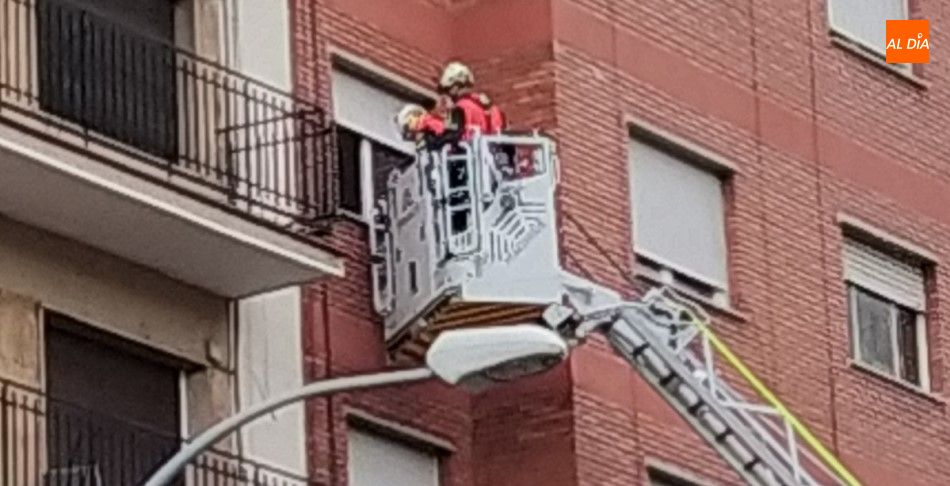 Foto 4 - Rescate de los Bomberos en Torres Villarroel que acceden a una vivienda de un quinto piso por la...