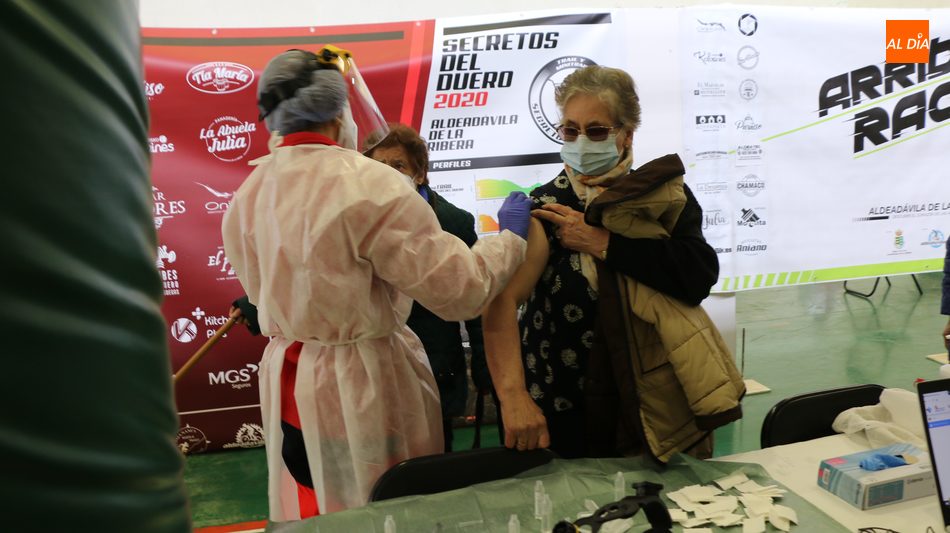 Foto 4 - Cerca de 800 personas reciben la vacuna anticovid en Aldeadávila y Barruecopardo  