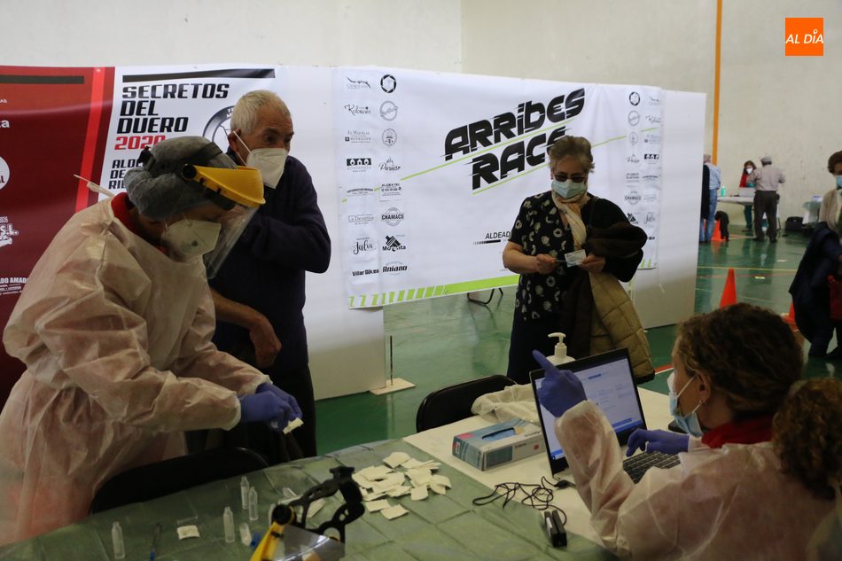 Foto 3 - Cerca de 800 personas reciben la vacuna anticovid en Aldeadávila y Barruecopardo  