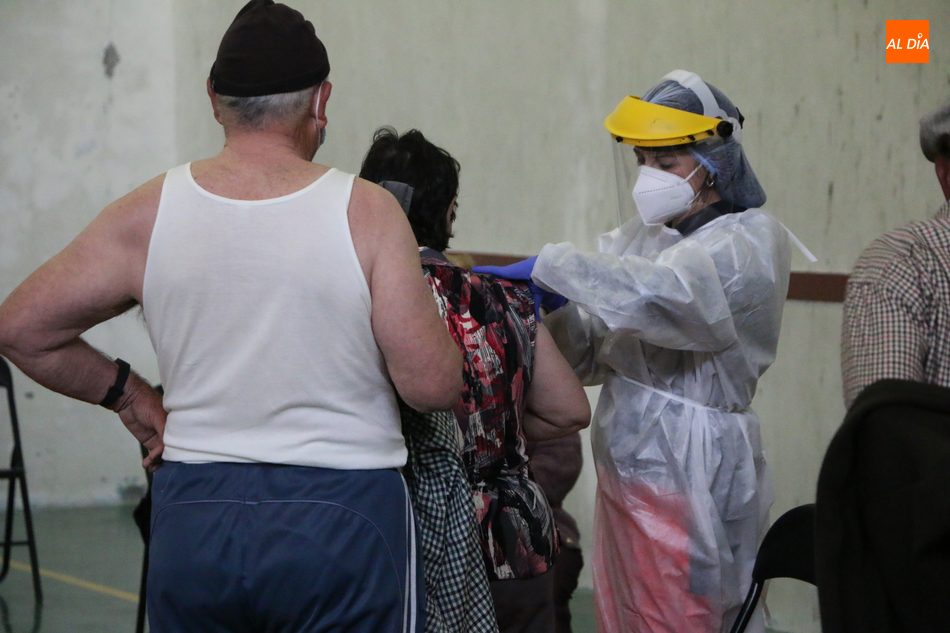 Foto 2 - Cerca de 800 personas reciben la vacuna anticovid en Aldeadávila y Barruecopardo  