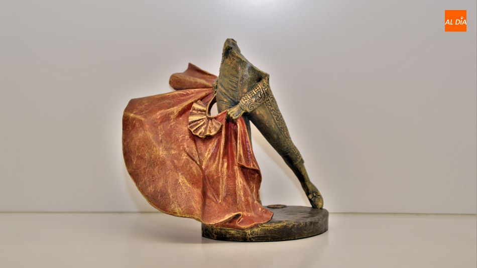 Su última creación en escultura taurina, una pieza diseñada por Natalia Recio. Foto: Ángel Merino