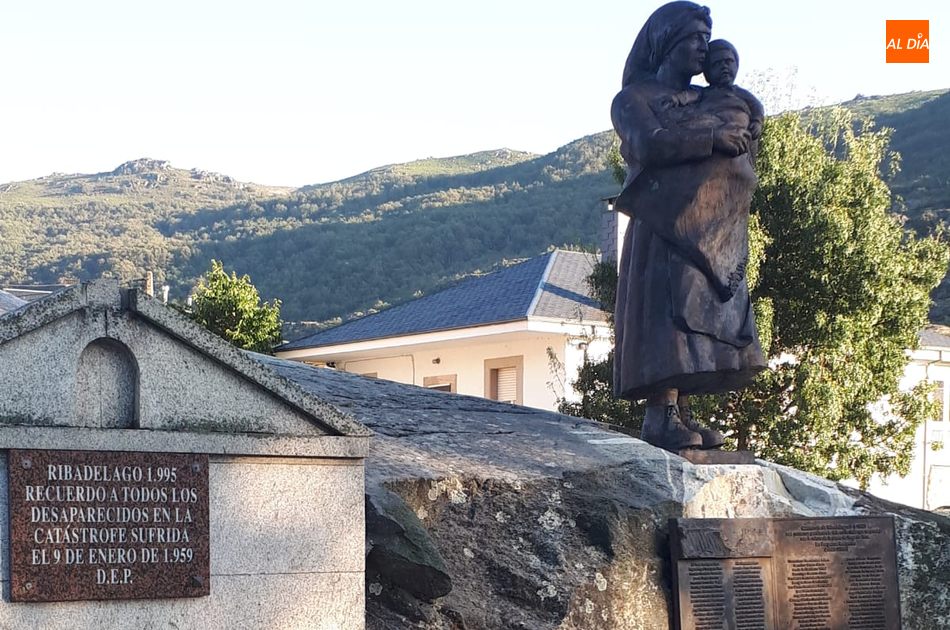 Monumento a los fallecidos en la tragedia de Ribadelago hace 60 años