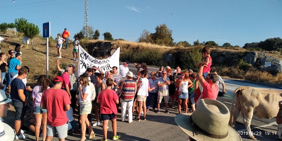 Los vecinos de Fuentes de Béjar vuelven a protestar en el cruce con la carretera DSA-250