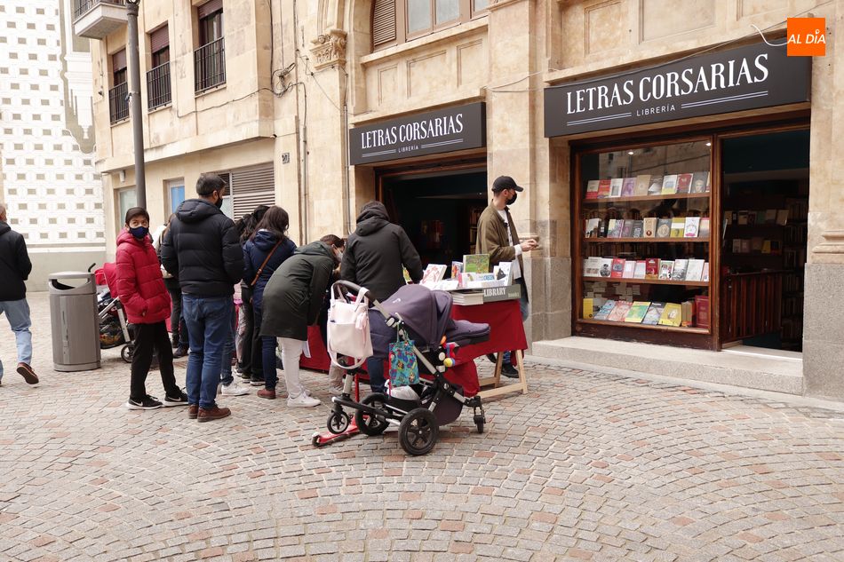 Foto 2 - El Día del Libro en Salamanca se celebra con literatura en la calle