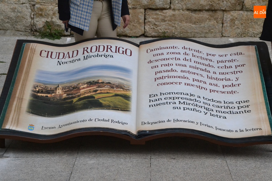 Foto 6 - Inaugurada la original ruta literaria por las calles mirobrigenses  