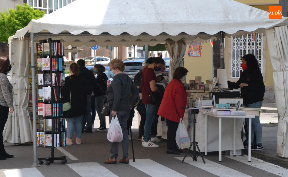 Foto 5 - Completada la Feria del Libro tras dos días de bastante animación en la calle Lorenza Iglesias  