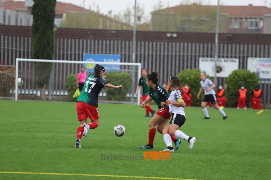 Foto 3 - Un solitario gol de Lama deja casi atada la salvación para el Salamanca UDS Femenino (1-0)