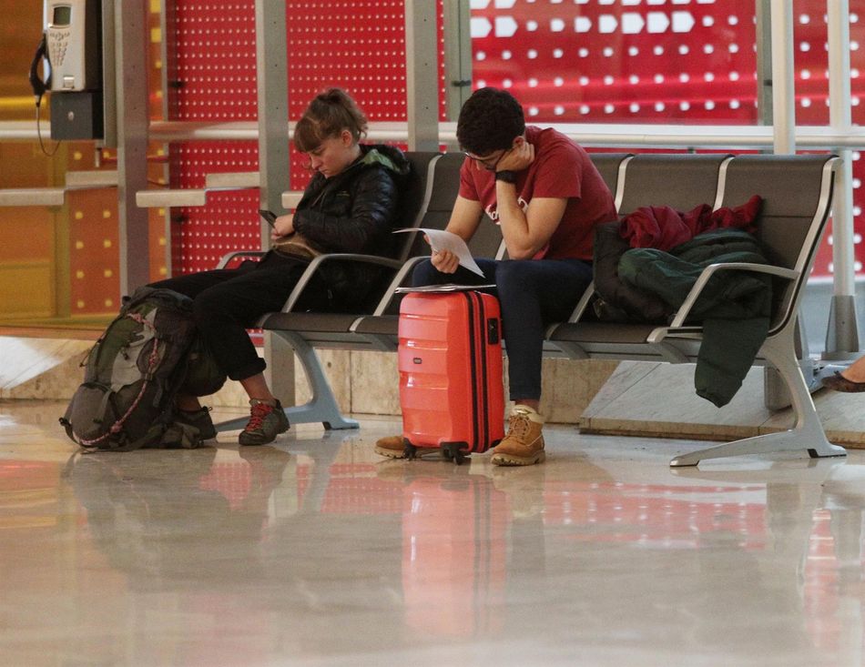 Dos personas con su equipaje esperan en un aeropuerto - Eduardo Parra - Europa Press - Archivo