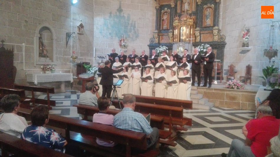 Foto 5 - La Coral Dámaso Ledesma ofrece un concierto en la iglesia de Villavieja de Yeltes  