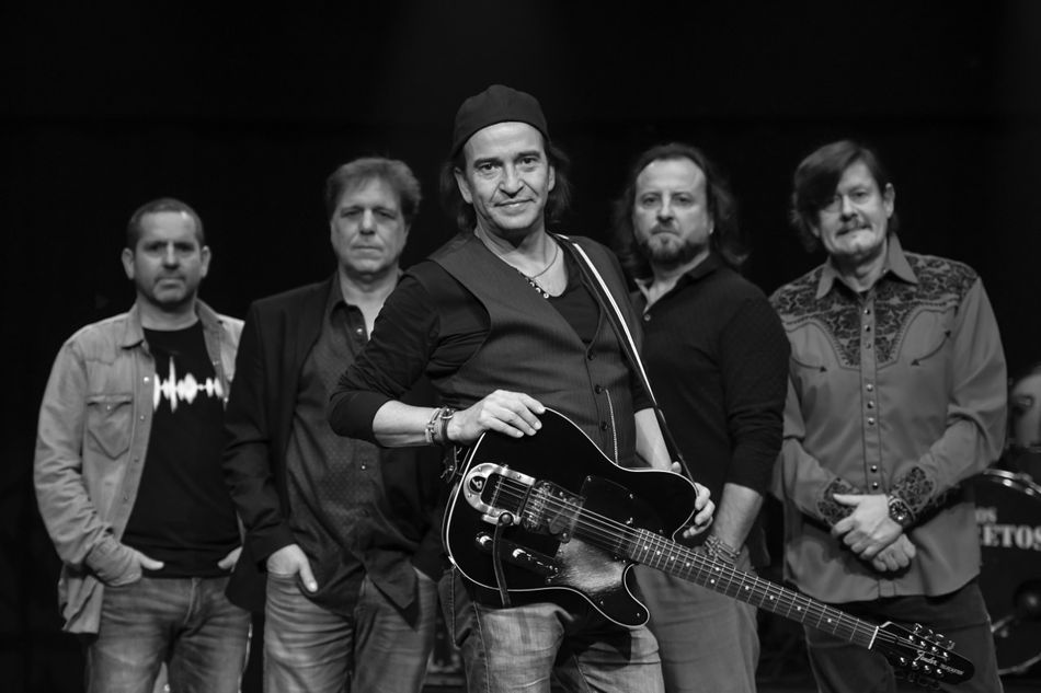 Álvaro Urquijo, cantante y guitarrista de los Secretos, con el resto de los integrantes del grupo