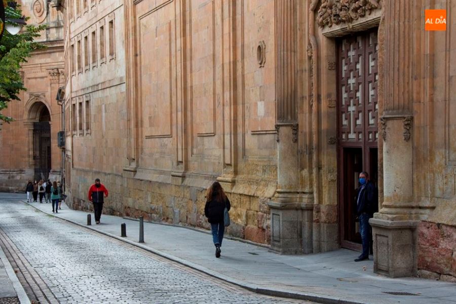 Viandantes en el centro de Salamanca, en la calle Ramón y Cajal. Foto de archivo