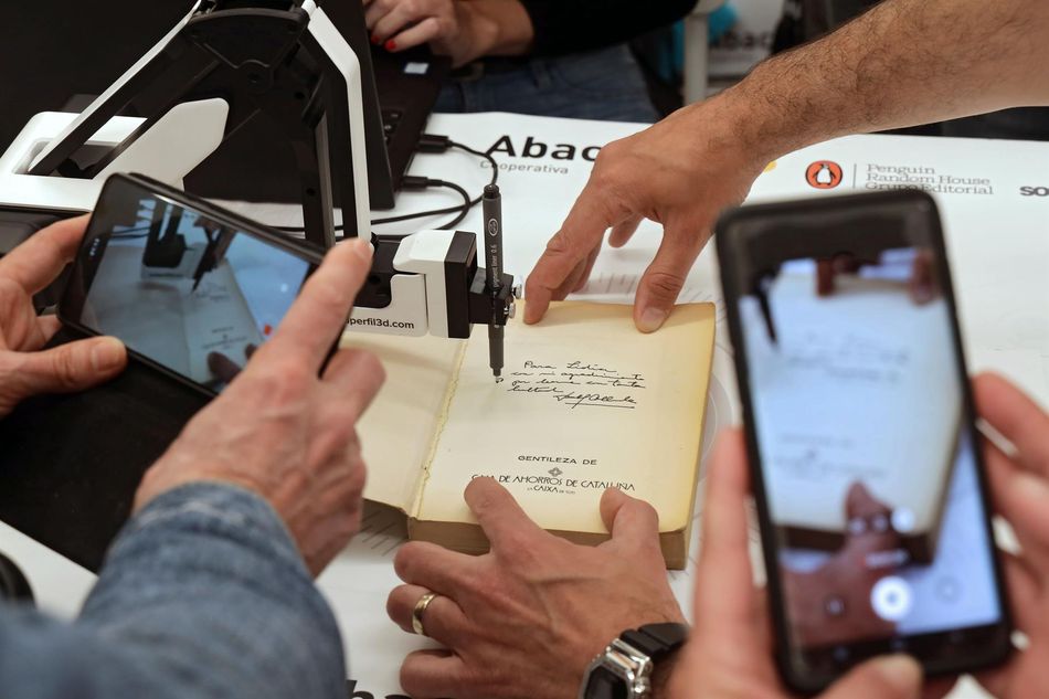 Firma de libros con un brazo robótico. Foto: EP