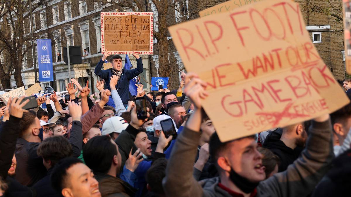 Aficionados ingleses protestan contra la Superliga