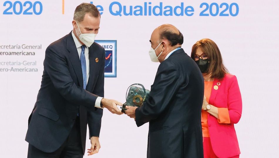 El presidente de Santander España, Luis Isasi, recoge el premio Iberoamericano de la Calidad 2020 de la mano del Rey Felipe VI. Foto SANTANDER