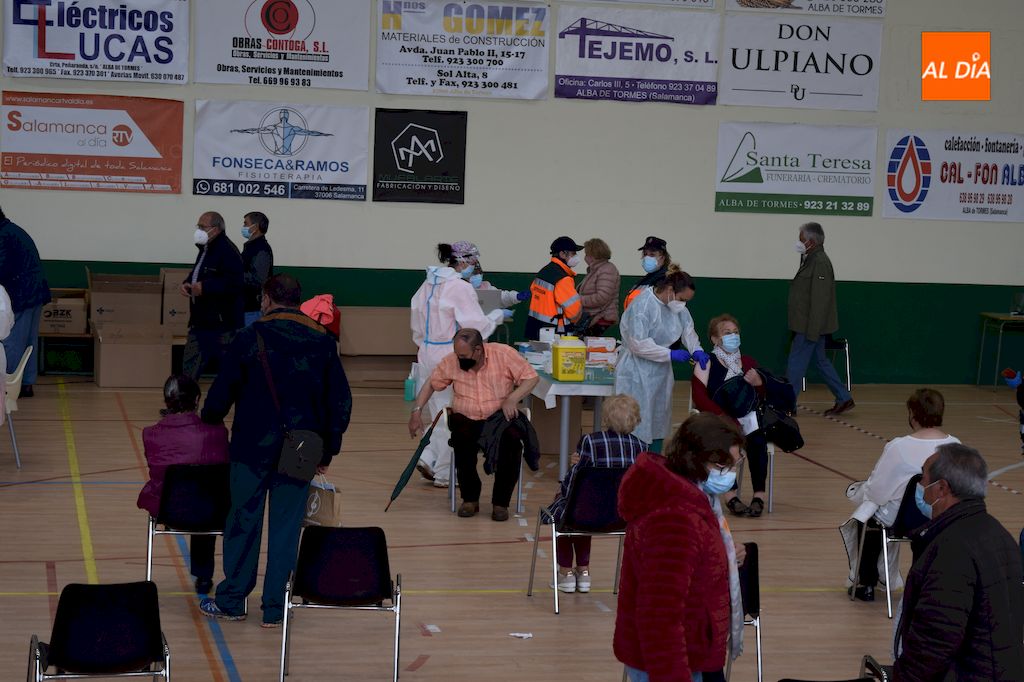 Foto 3 - Nueva jornada de vacunación en Alba de Tormes con 1.218 vacunados entre las personas nacidas...