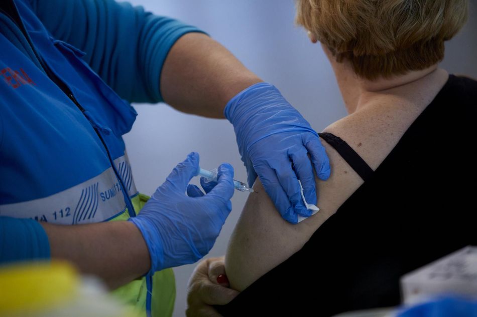 Una persona recibe la vacuna contra la Covid-19. Foto: EP