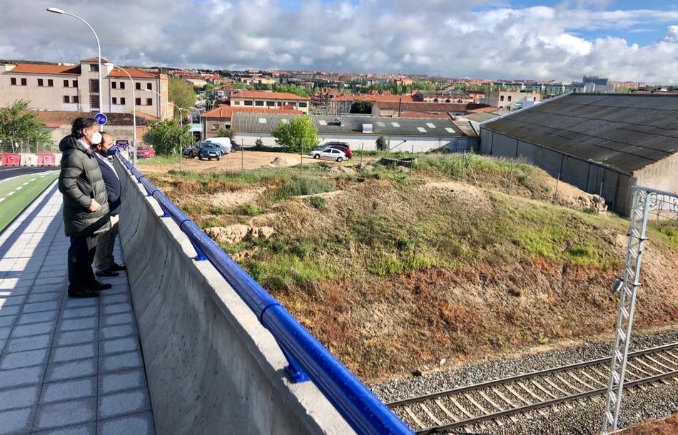 El Ayuntamiento ha acometido la ampliación de los pasos sobre el ferrocarril en las calles Avena y San Ildefonso