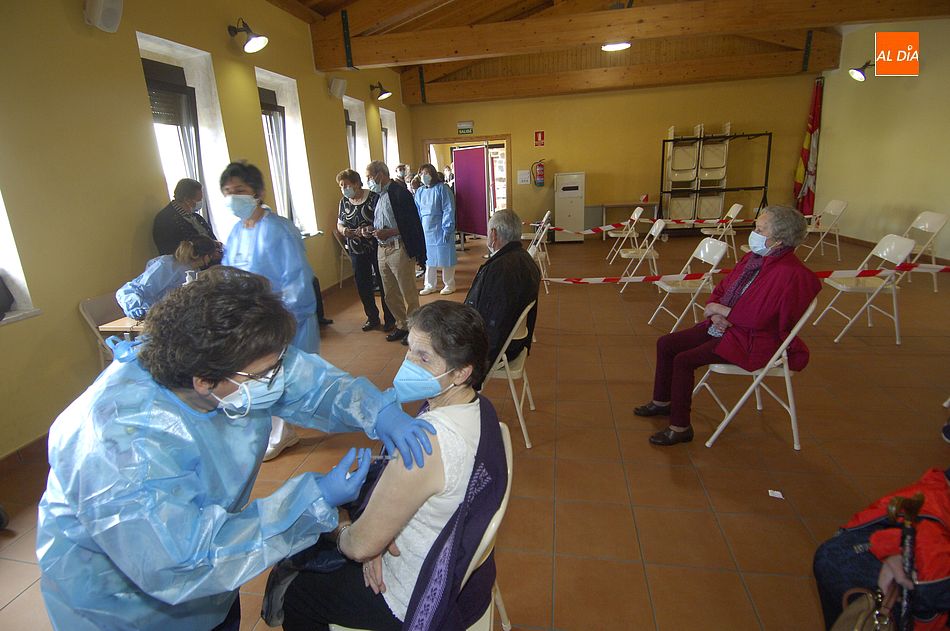 Foto 5 - Los problemas informáticos ralentizan la nueva jornada de vacunación masiva en Fuenteguinaldo  