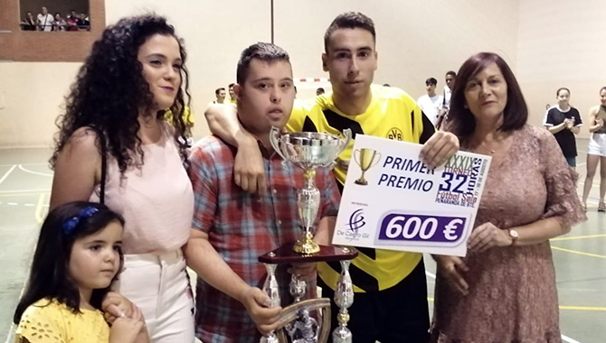 La alcaldesa de la ciudad, Carmen Ávila, entregaba el trofeo a los campeones de las 32 horas de fútbol sala
