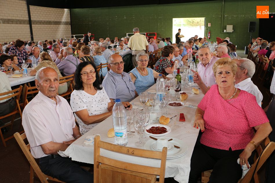 Foto 6 - Los mayores protagonizan la última jornada compartiendo la comida de fiestas
