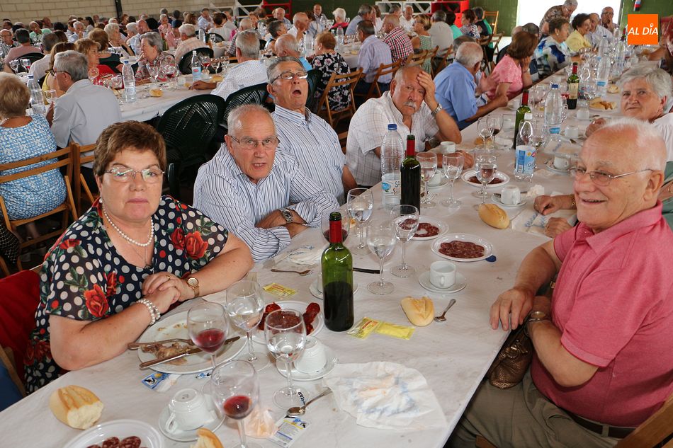 Foto 5 - Los mayores protagonizan la última jornada compartiendo la comida de fiestas